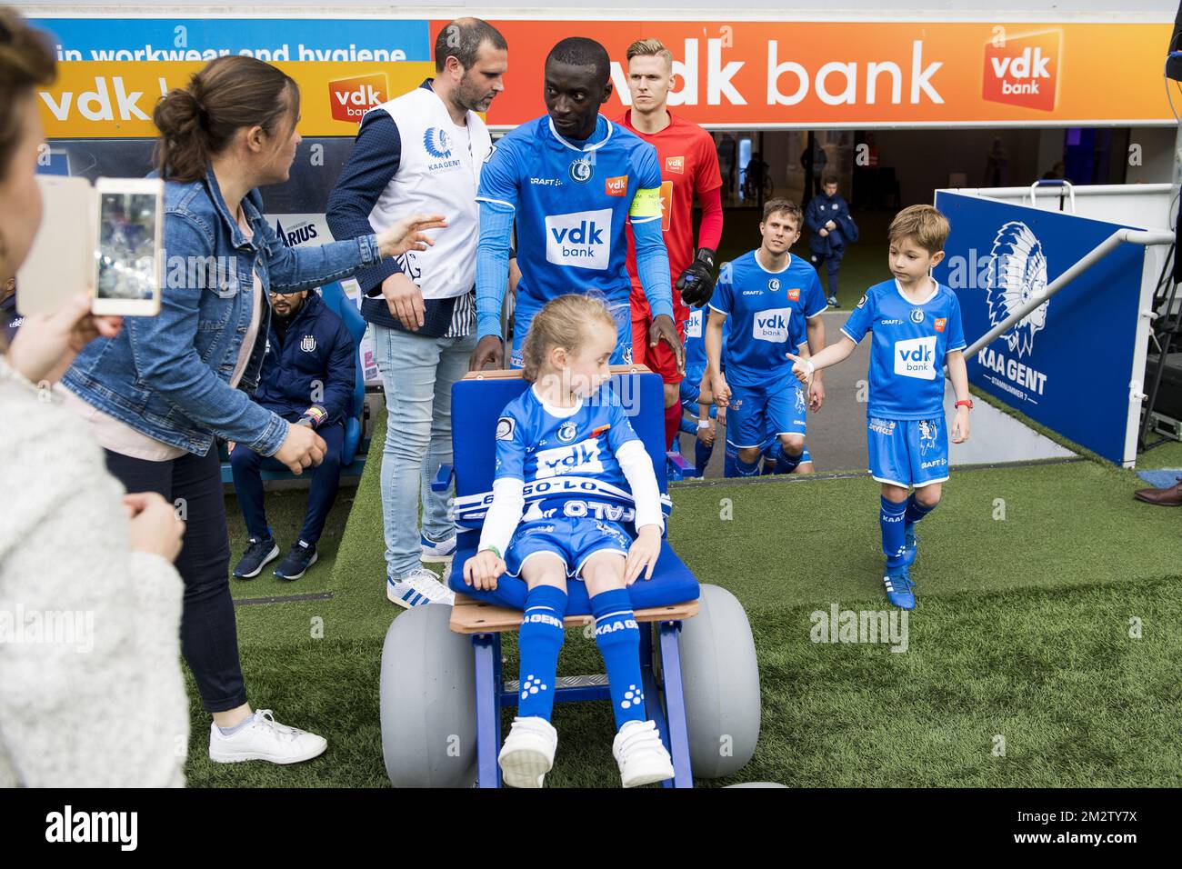 Nana Asare de Gent pousse le fauteuil roulant d'un enfant de Buffalo au début d'un match de football entre KAA Gent et RSC Anderlecht, dimanche 19 mai 2019 à Gent, le dixième et dernier jour du Play-off 1 du championnat belge de football Jupiler Pro League. BELGA PHOTO JASPER JACOBS Banque D'Images Nana Asare de Gent pousse le fauteuil roulant d'un enfant de Buffalo au début d'un match de football entre KAA Gent et RSC Anderlecht, dimanche 19 mai 2019 à Gent, le dixième et dernier jour du Play-off 1 du championnat belge de football Jupiler Pro League. BELGA PHOTO JASPER JACOBS Banque D'Images