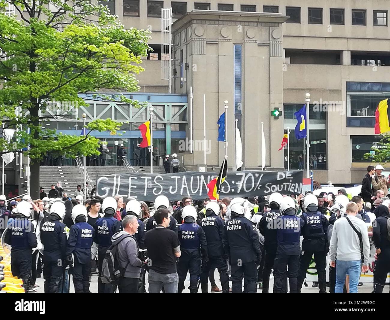 La police entoure un grand groupe de manifestants près de la gare de Bruxelles-Nord (Noordstation - Gare du Nord) lors d'une manifestation des 'gilets jaunes' (gilets jaunes - gele hesjes) contre la hausse des prix du carburant et du pétrole et le coût élevé de la vie, à Bruxelles, le dimanche 26 mai 2019. BELGA PHOTO ANTONY GEVAERT Banque D'Images