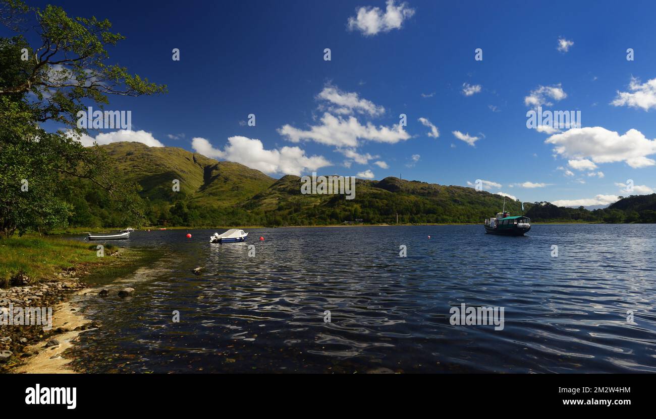 Des bateaux amarrés à la tête du Loch Shiel à Slatach, en direction du monument de Glenfinnan, Highlands écossais. Banque D'Images