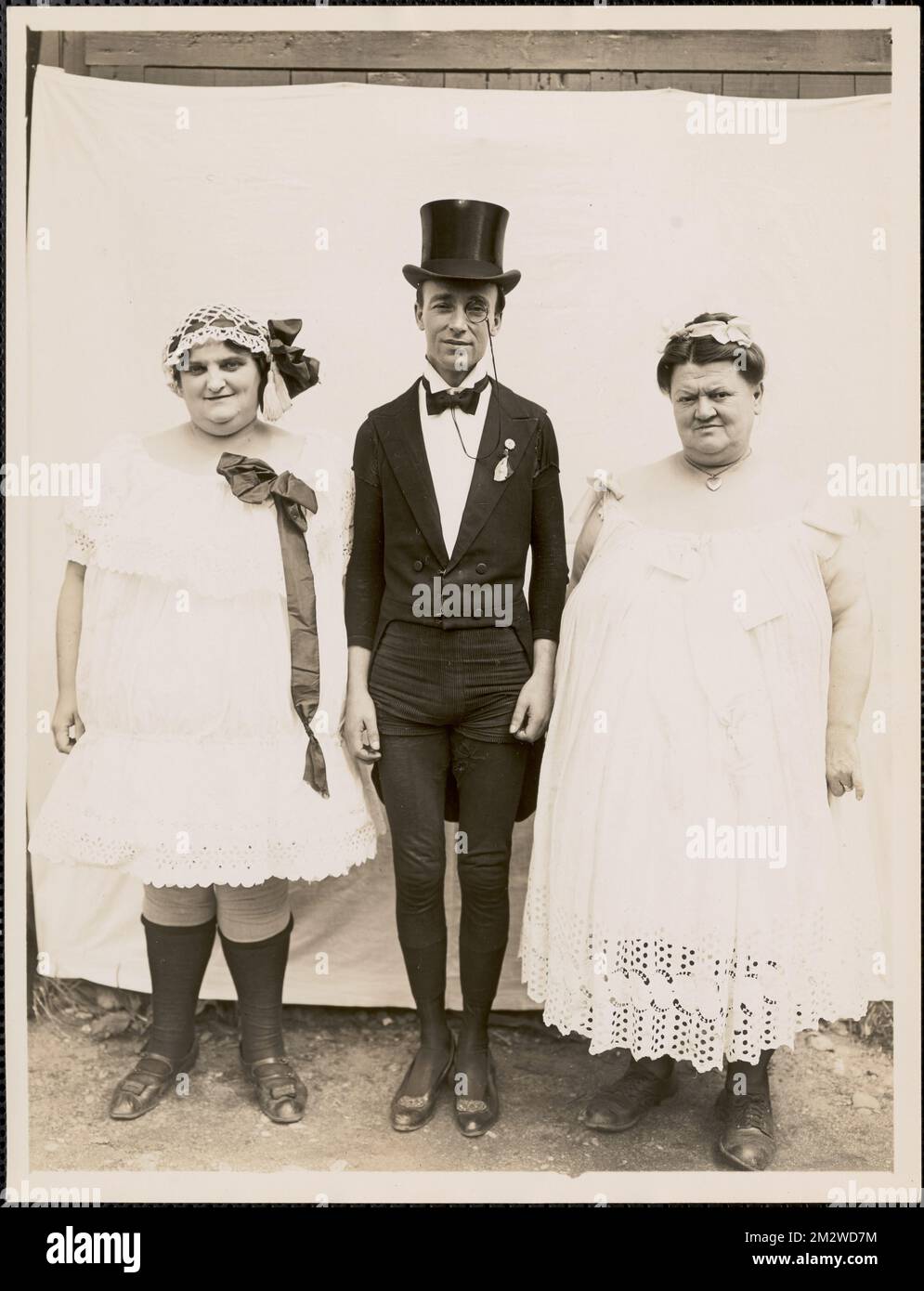 FAT dames avec l'homme mince,. Collection Leon Abdalian Banque D'Images