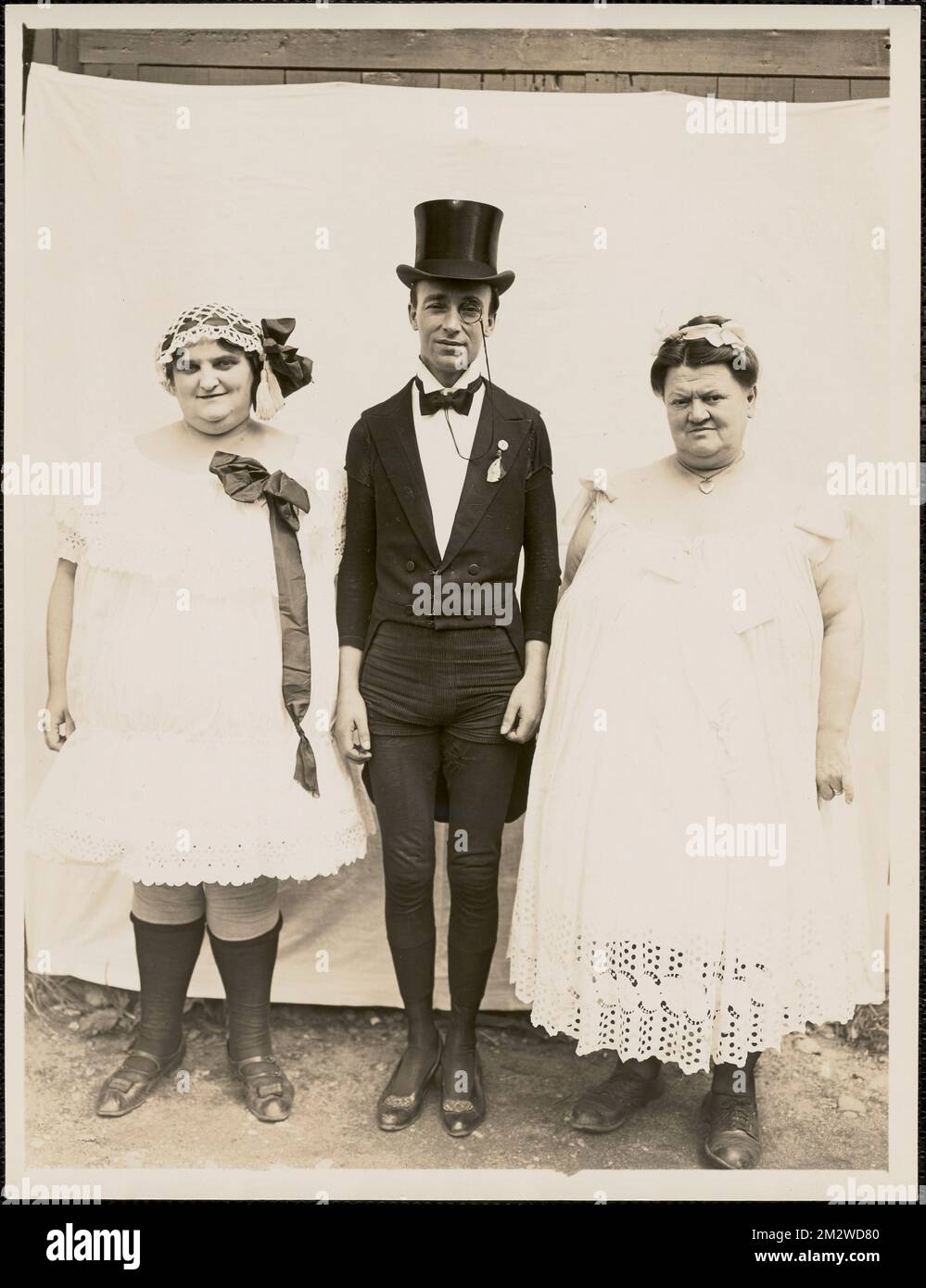 FAT dames avec l'homme mince,. Collection Leon Abdalian Banque D'Images