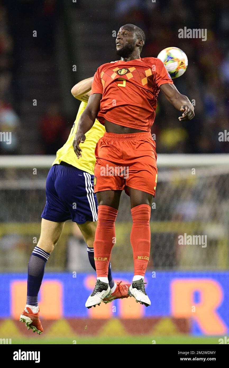 Charlie Mulgrew en Écosse et Romelu Lukaku en Belgique se battent pour le ballon lors d'un match de football entre l'équipe nationale belge les Red Devils et l'Écosse, le mardi 11 juin 2019 à Bruxelles, un match de qualification de l'UEFA Euro 2020. BELGA PHOTO YORICK JANSENS Banque D'Images