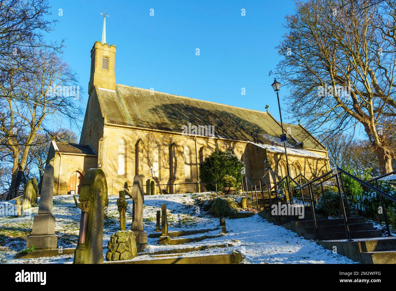 Vue d'hiver de l'église sur la colline dans le village de Washington, nord-est de l'Angleterre, Royaume-Uni Banque D'Images
