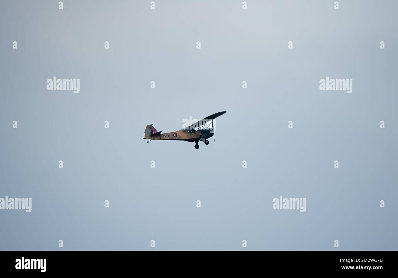 TW511 Auster 5 G-APAF avion de liaison et d'observation de l'armée d'époque montant dans un ciel bleu gris d'automne, Wiltshire UK Banque D'Images