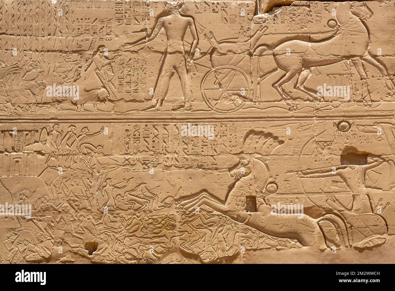 Les inscriptions hiéroglyphiques et les pharaons dessinant sur les murs du temple de Karnak à Louxor, en Égypte Banque D'Images