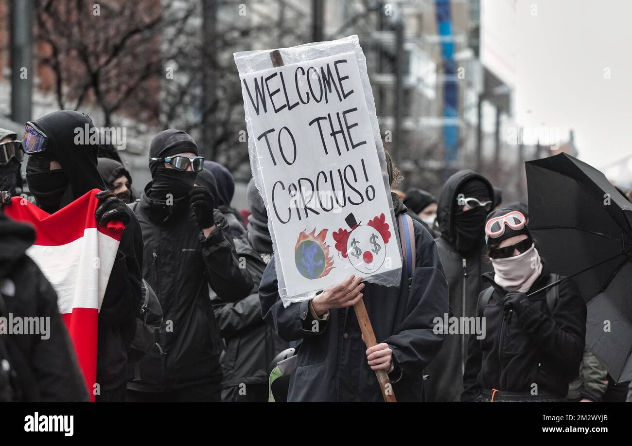 Manifestants et émeutiers protestant dans les rues de la ville. Banque D'Images