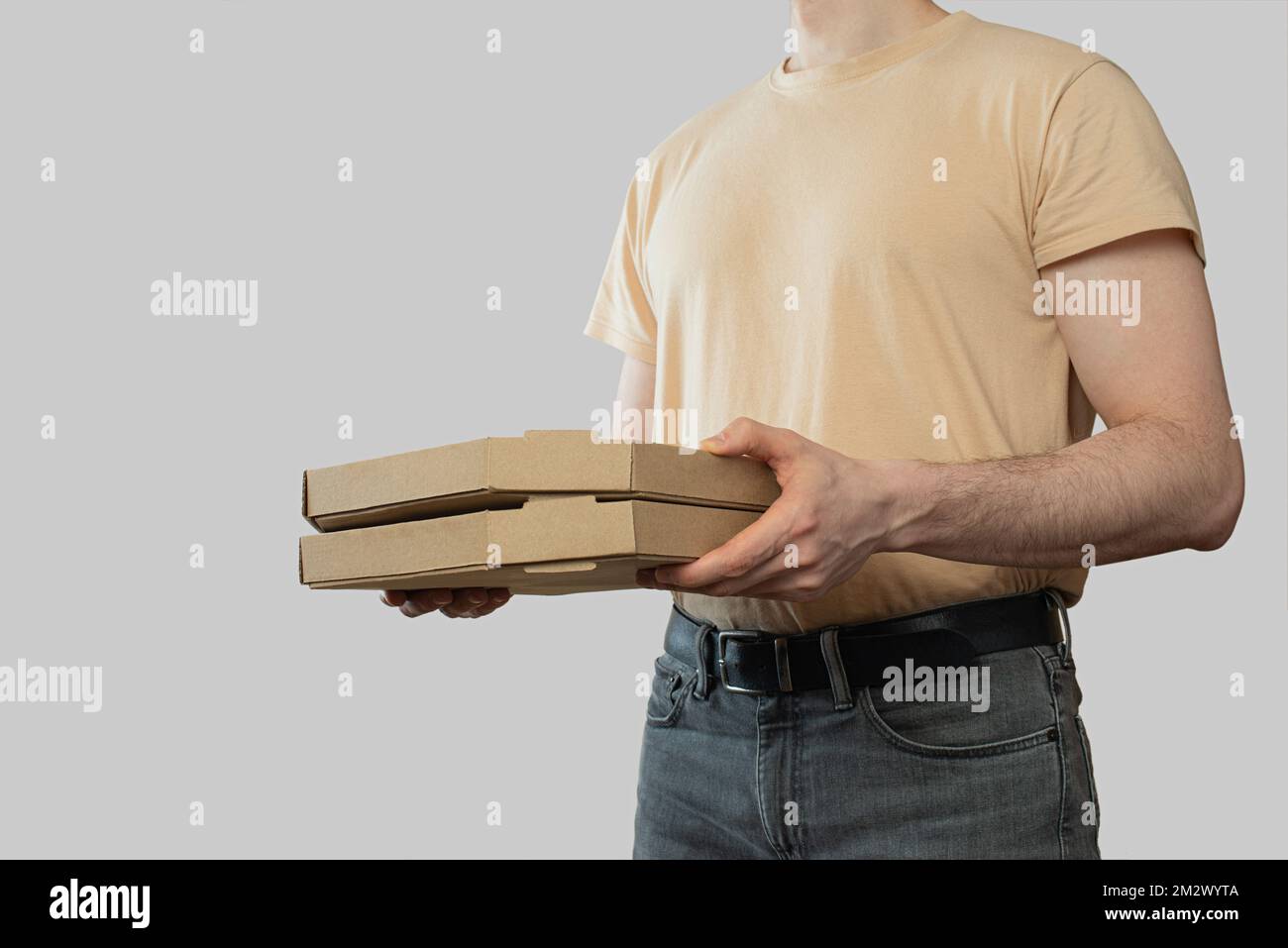 Un homme avec des boîtes à pizza dans ses mains. Livraison de pizza Banque D'Images
