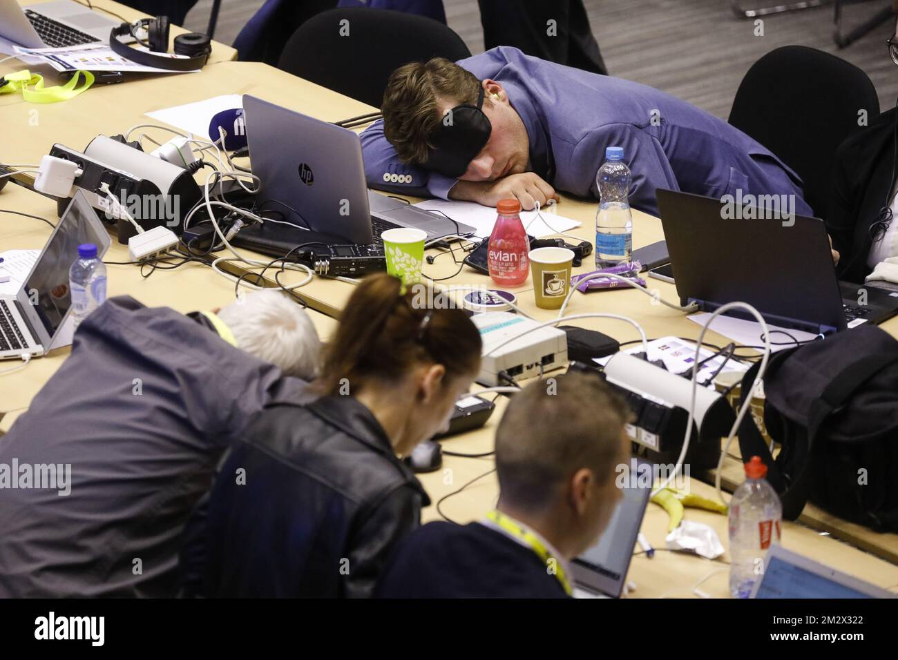 L'illustration montre des journalistes dormant pendant une nuit de négociation lors de la réunion au sommet de l'UE, le lundi 01 juillet 2019, au siège de l'Union européenne à Bruxelles. BELGA PHOTO THIERRY ROGE Banque D'Images