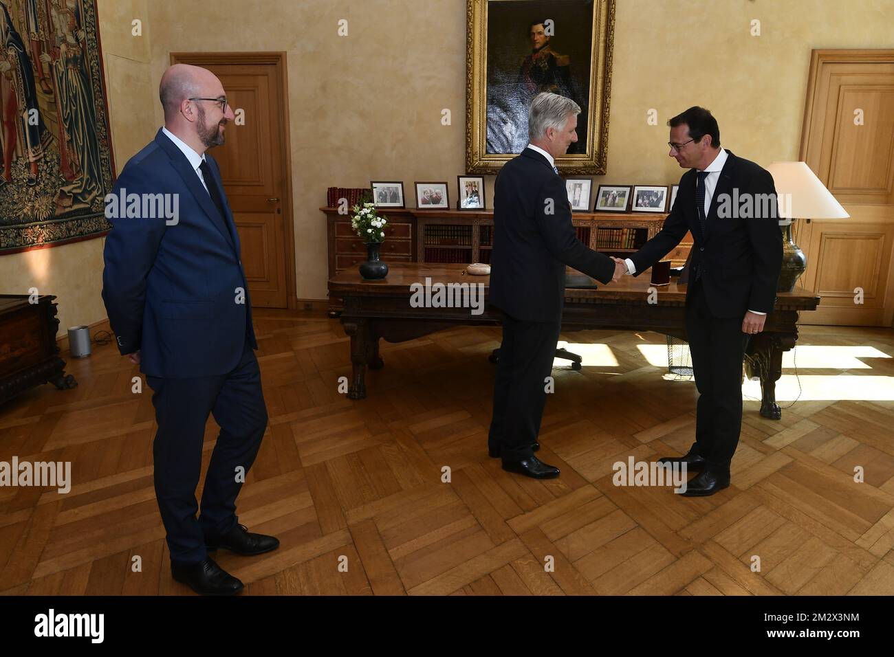 Le Premier ministre belge Charles Michel, le roi Philippe - Filip de Belgique et Wouter Beke de CD&V photographiés lors de la cérémonie de serment de Beke au poste de nouveau ministre de l'emploi, de l'économie, de la consommation et de l'égalité des chances au gouvernement fédéral, mardi 02 juillet 2019, à Bruxelles. Beke succède à Peeters qui a été élu membre du Parlement européen aux élections européennes de 26 mai. BELGA PHOTO ERIC LALMAND Banque D'Images