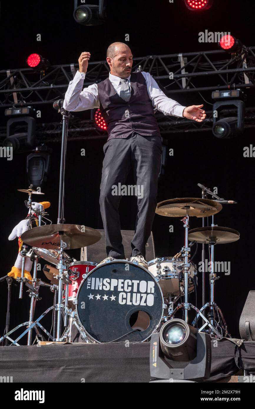 Le batteur du groupe de rock Inspector Cluzo debout sur son tambour de basse pour danser Banque D'Images