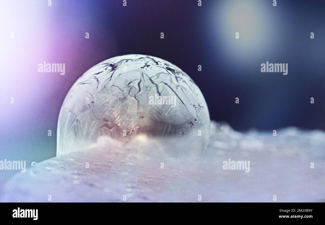 Bulle de savon surgelé, fond coloré, motif hiver Banque D'Images