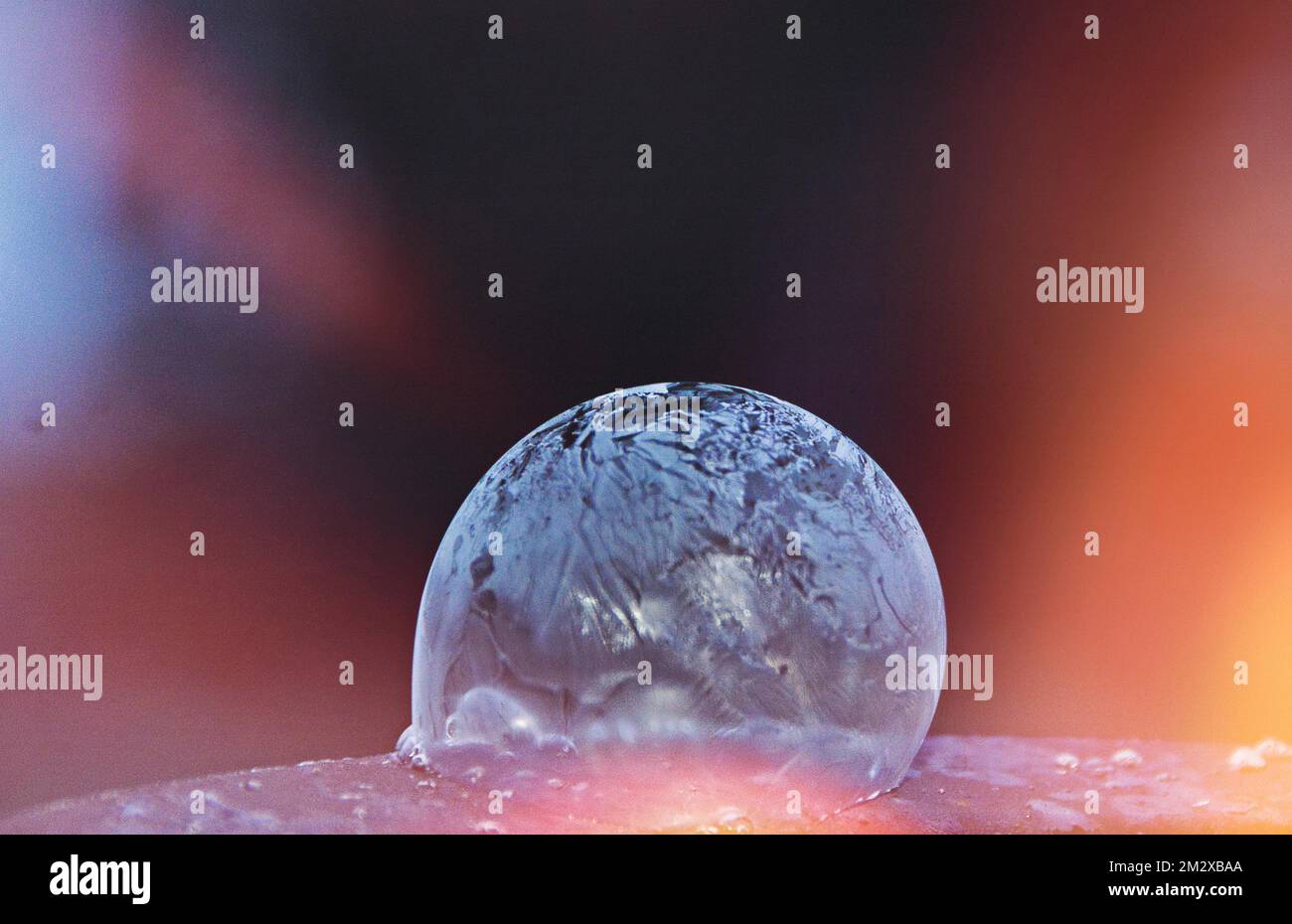 Bulle de savon surgelé, fond coloré, motif hiver Banque D'Images