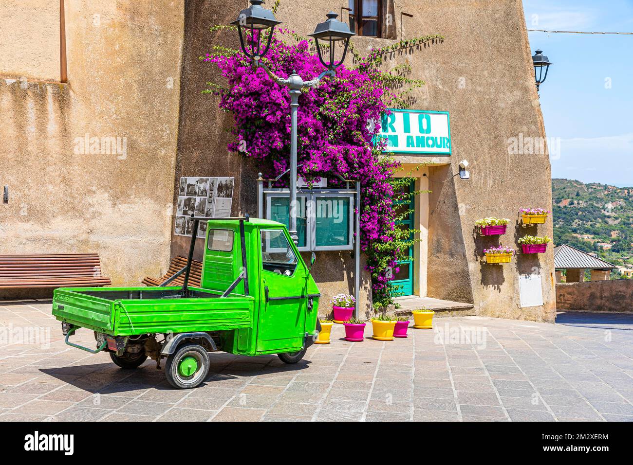 Véhicule utilitaire Piaggio APE vert devant la cathédrale de Rio nell Elba, Elbe, Archipel Toscan, Toscane, Italie Banque D'Images