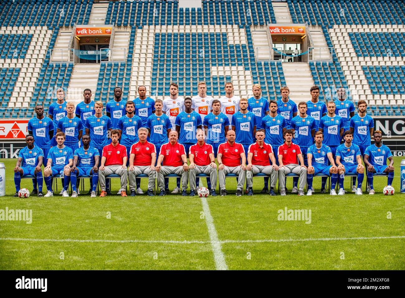 Up L-R; 14 Gent Alessio Castro Montes; 16 Gent Jonathan David; 06 Gent Elisha Owusu; 08 Gent Vadis Odjidja-Ofoe; 26 Gent Goalkeeper Colin Coosemans; 01 Gent Goalkeeper Thomas Kaminski; 20 Gent Goalkeeper Jari de Soubo; 09 Roman Gent Buzus; 02 Gent Buzus; 31 Gent Kubo Kang Gent Guzem 28 Mamadou Sylla de Gent; (G-D moyen); 44 Andy Esiti de Gent; 04 Sigurd Rosted de Gent; 03 Eric Smith de Gent; 13 Giorgi Kvitaia de Gent; 23 Mikael Lustig de Gent; 17 Ibrahima Cisse de Gent; 07 Igaremevent Roman Yaretjevent; 32 Gastjasel Lustig de Gent; 33 Gent Gent Gastraic de Gent Gent Gent Gent Gent; 76 Gastjastraic de Gent Gent Gent Gent Gent Banque D'Images