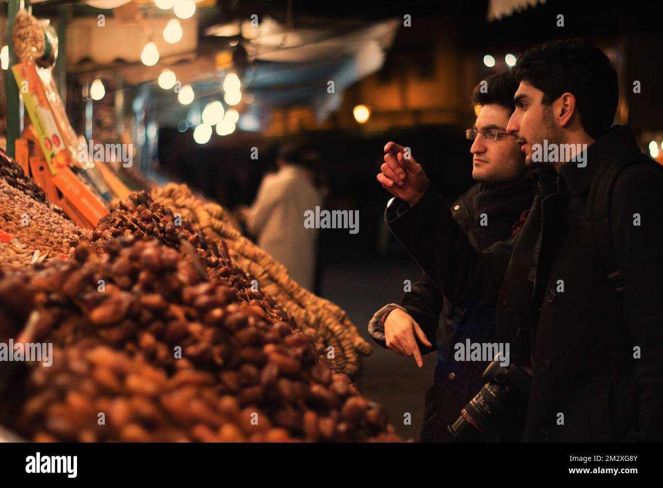 Marrakech, Maroc - 25 mars 2016 : touristes achetant des fruits secs et des noix à Marrakech marke la nuit Banque D'Images