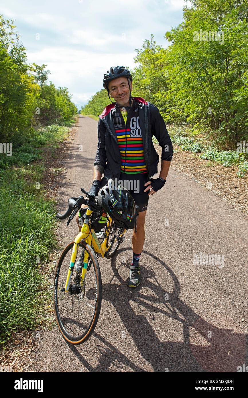 Man, 55 ans, avec vélo sur la Ciclovia del sol, partie de l'Eurovelo 7, Enilia Romagna, Italie Banque D'Images