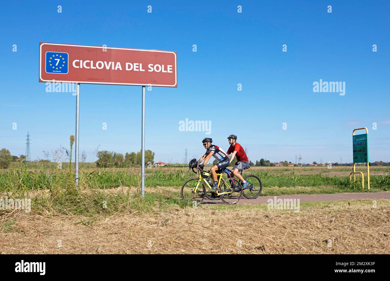 Hommes, 36 et 55, avec e-bike et moto sur la Ciclovia del Sole, qui fait partie d'Eurovelo 7, Enilia Romagna, Italie Banque D'Images