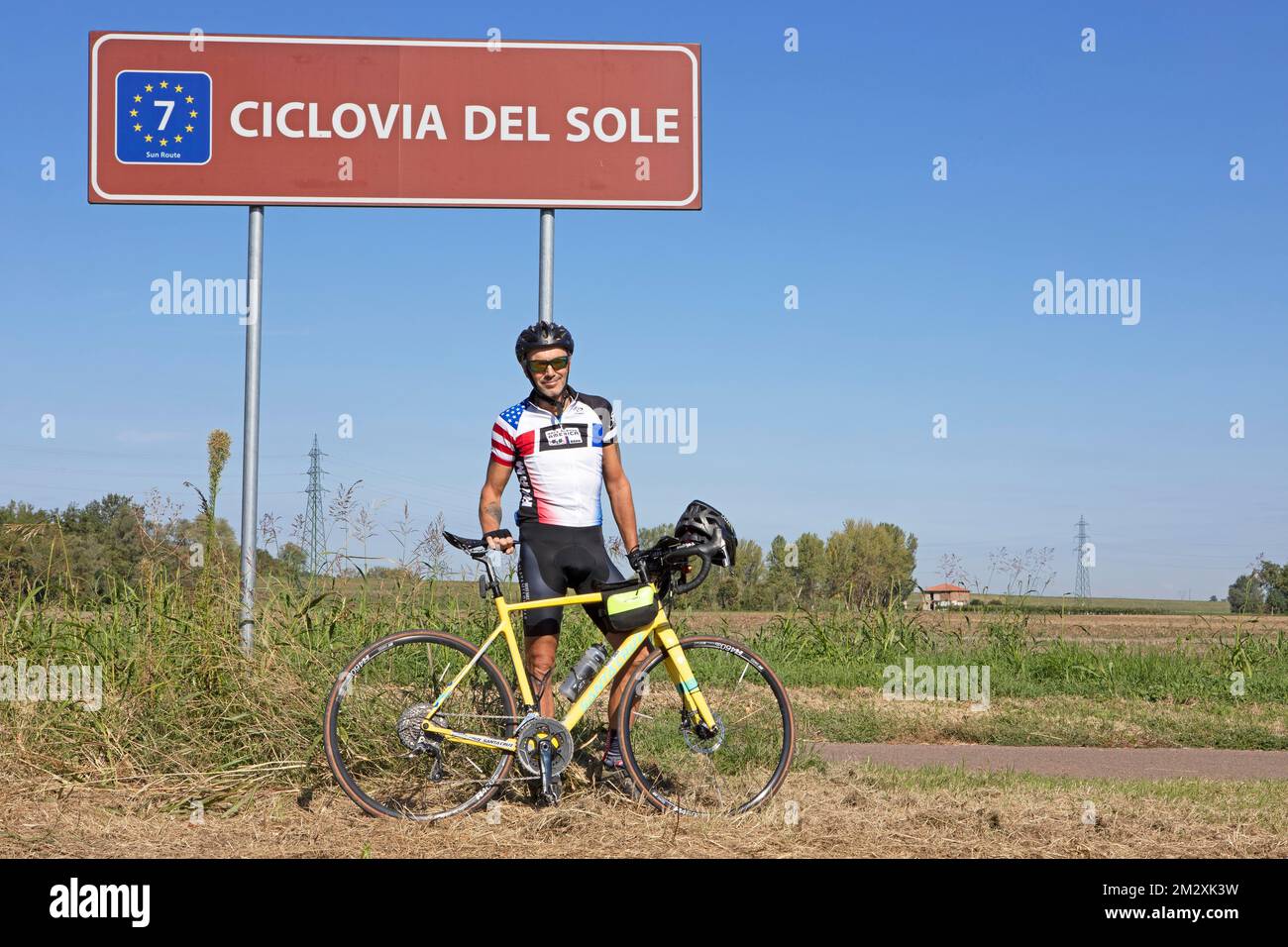 Man, 55 ans, avec vélo sur la Ciclovia del sol, partie de l'Eurovelo 7, Enilia Romagna, Italie Banque D'Images