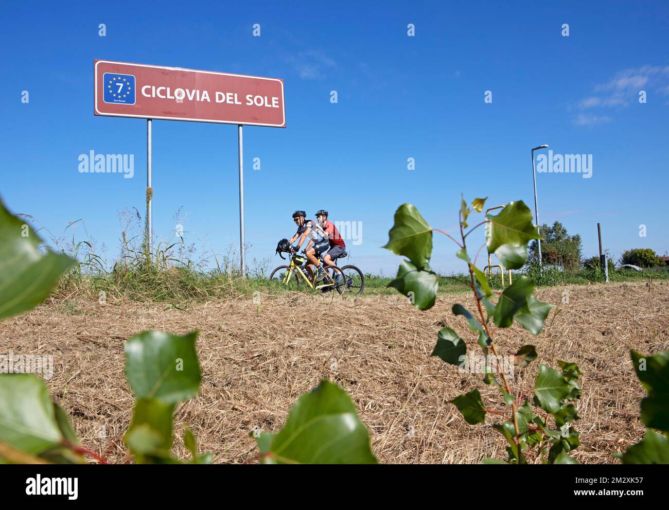 Hommes, 36 et 55, avec e-bike et moto sur la Ciclovia del Sole, qui fait partie d'Eurovelo 7, Enilia Romagna, Italie Banque D'Images