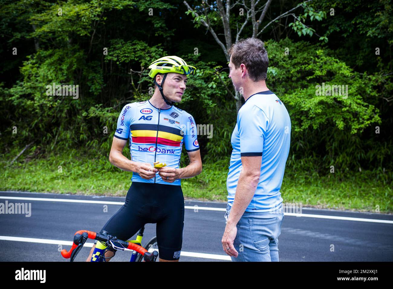 Loïc Vliegen de l'équipe cycliste de Wanty-Gobert et entraîneur de l'équipe cycliste nationale belge Rik Verbrugghe photographié pendant les préparatifs de l'épreuve olympique « Ready Steady Tokyo - Cycling » de dimanche, à Tokyo, vendredi 19 juillet 2019. BELGA PHOTO ROB WALBERS Banque D'Images