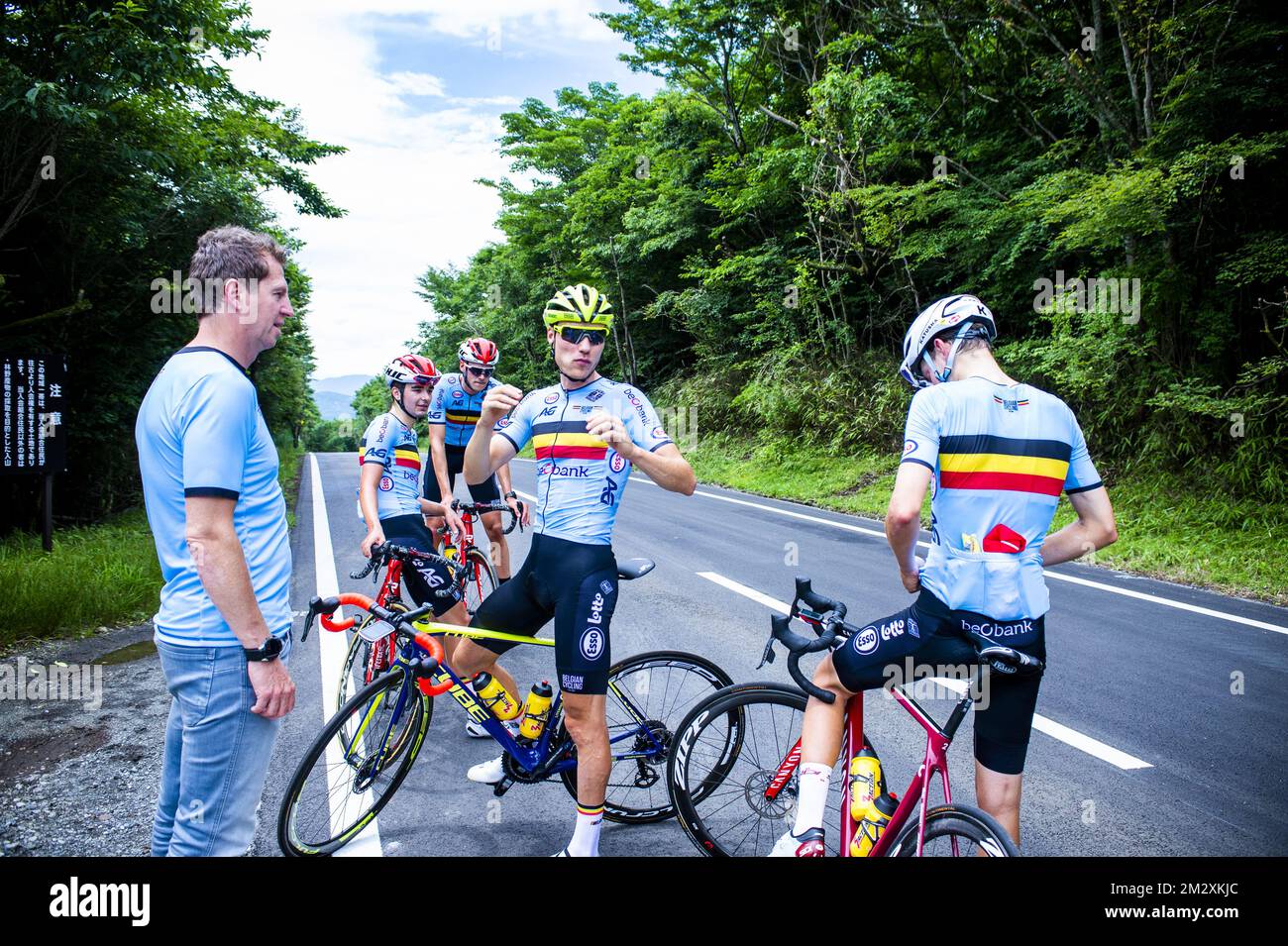 Entraîneur de l'équipe nationale de cyclisme belge Rik Verbrugge (L) et de l'équipe cycliste belge Loic Vliegen de Wanty-Gobert (C) photographiés lors des préparatifs de l'épreuve olympique « Ready Steady Tokyo - Cycling » de dimanche, à Tokyo, vendredi 19 juillet 2019. BELGA PHOTO ROB WALBERS Banque D'Images