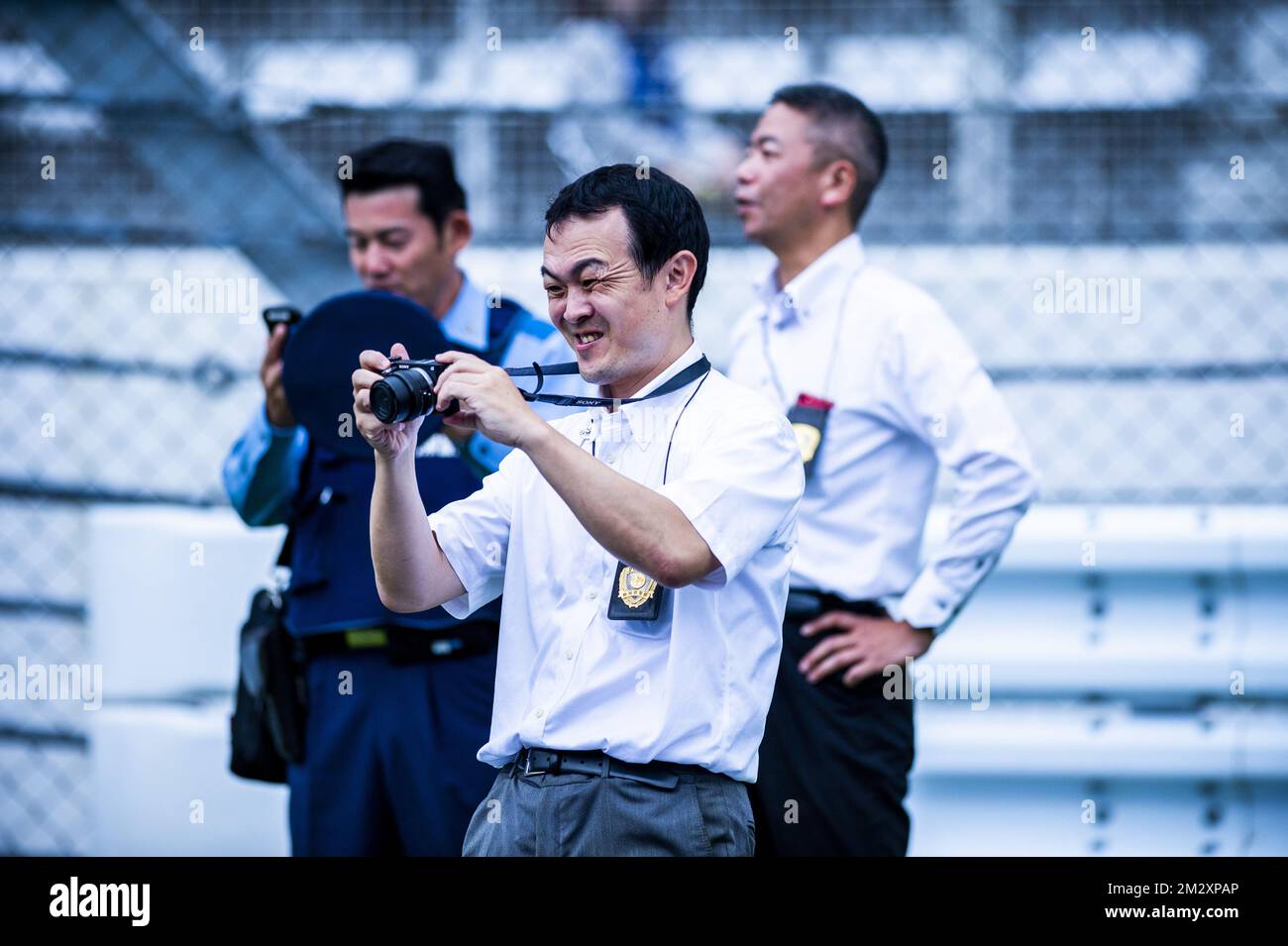 Un homme prend une photo à l'épreuve olympique « Ready Steady Tokyo - Cycling », une course cycliste d'une journée (179km) du parc Musashinonomori au circuit international de Fuji, à Tokyo, le dimanche 21 juillet 2019. BELGA PHOTO ROB WALBERS Banque D'Images