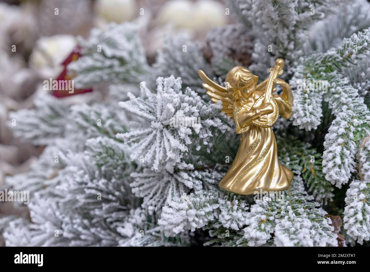 Figurine d'or d'un ange de Noël jouant un luth. Banque D'Images