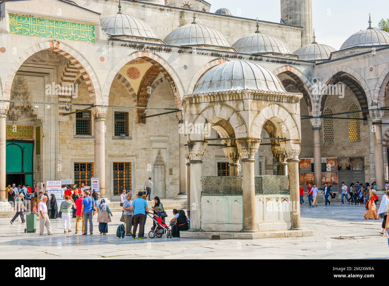 Vue extérieure du dôme dans l'architecture ottomane à Istanbul, Turquie Banque D'Images