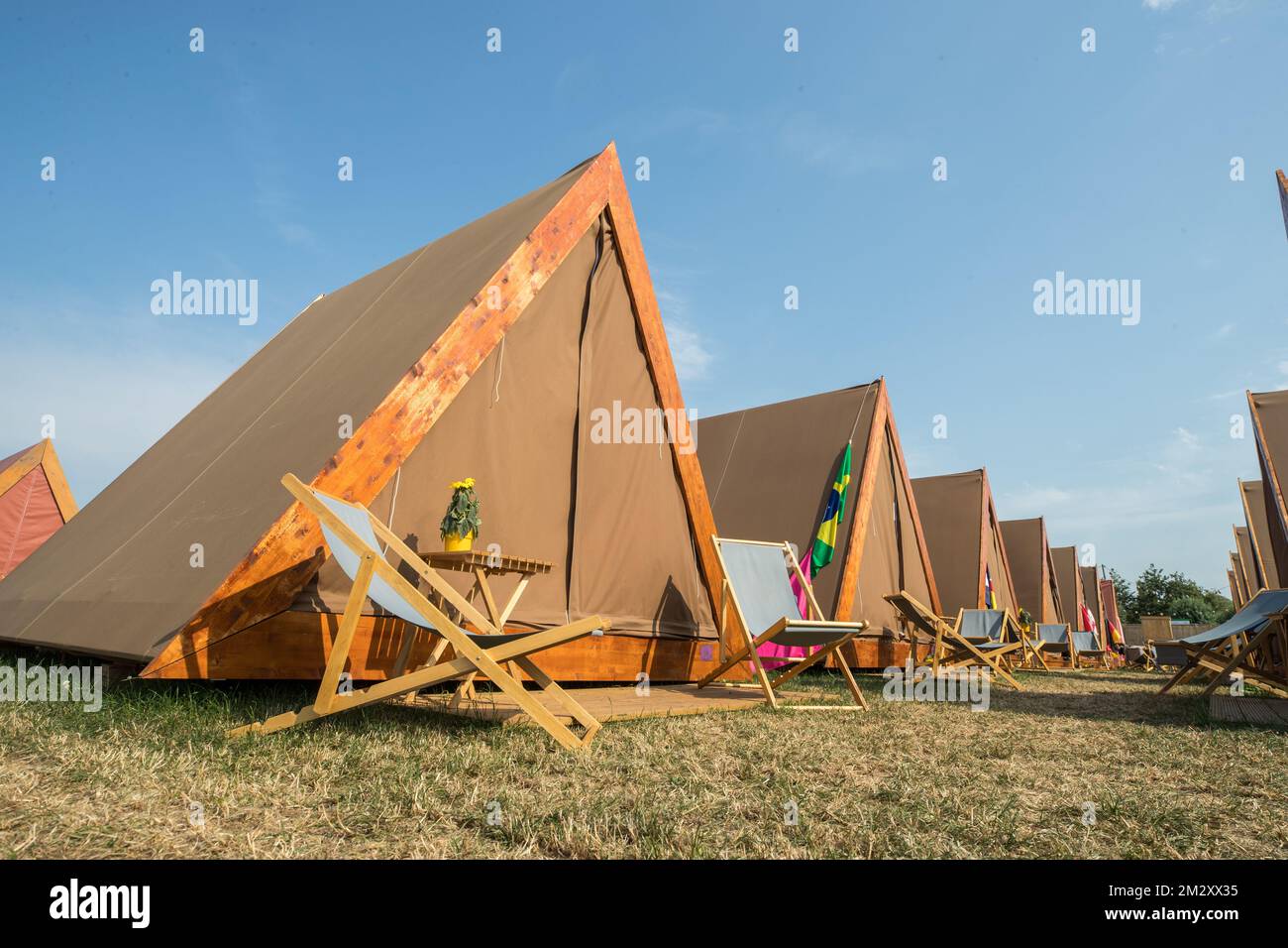 Tentes de luxe au camping de Dreamville photographiées pendant le premier  jour du deuxième week-end du festival de musique Tomorrowland, vendredi 26  juillet 2019. L'édition 15th du festival de musique électronique  Tomorrowland