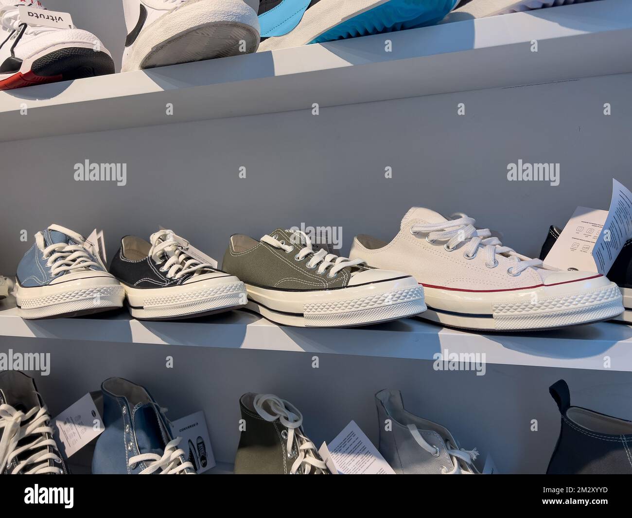 Converse en vitrine. Le concept de la chaussure en vedette. Istanbul, TURQUIE- 13 décembre 2022 Banque D'Images