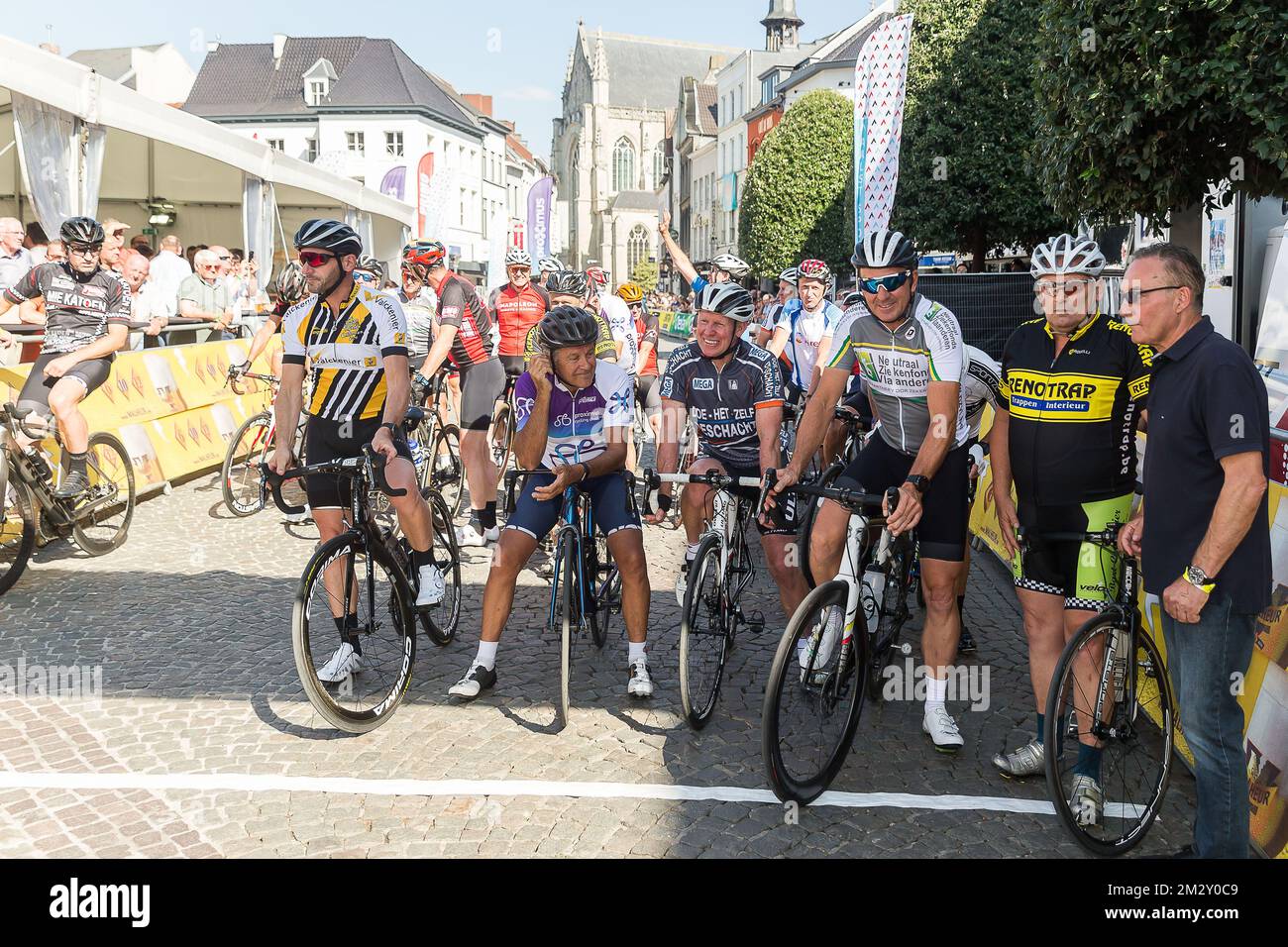 Anciens cyclistes photographiés au début de la course cycliste gentlemen  'Naturcritium Aalst', lundi 29 juillet 2019 à Aalst. Le concours fait  partie des 'critérios' traditionnels, courses locales dans lesquelles se  disputent principalement