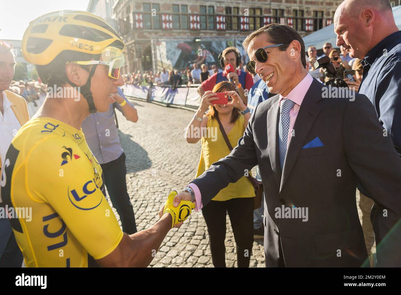 Colombien Egan Bernal de Team Ineos et Ambassadeur de Colombie José Rodrigo Rivera Salazar photographié lors de la course cycliste 'Naturcritérium Aalst', lundi 29 juillet 2019 à Aalst. Le concours fait partie des 'critérios' traditionnels, courses locales dans lesquelles se disputent principalement les cyclistes qui ont roulé sur le Tour de France. BELGA PHOTO JAMES ARTHUR GEKIERE Banque D'Images