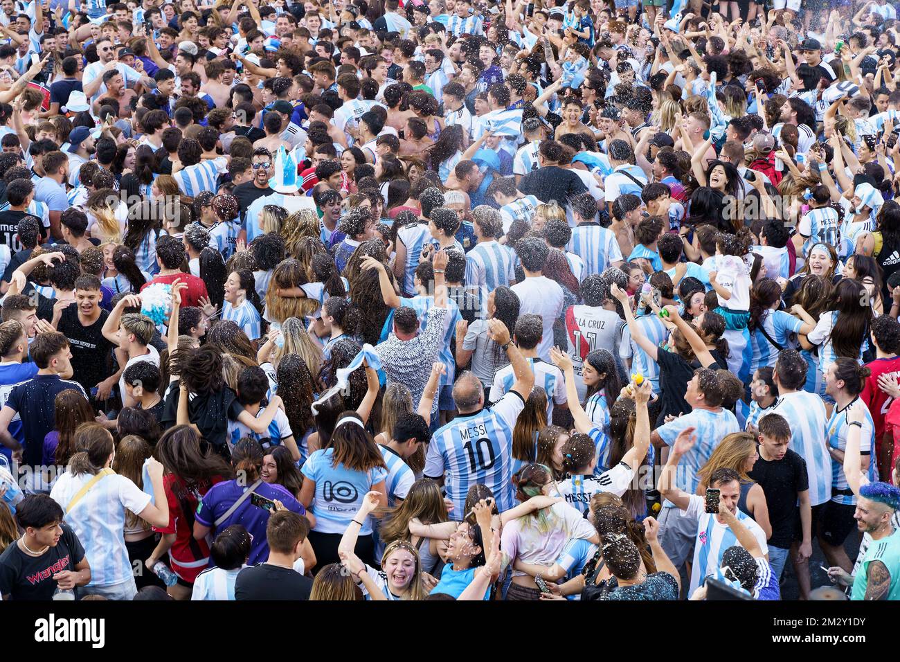 Buenos Aires, Argentine - 14 décembre 2022 : les heureux fans de football argentins célèbrent la victoire d'un match de football à la coupe du monde de la FIFA 2022 au Qatar. Photo de haute qualité Banque D'Images