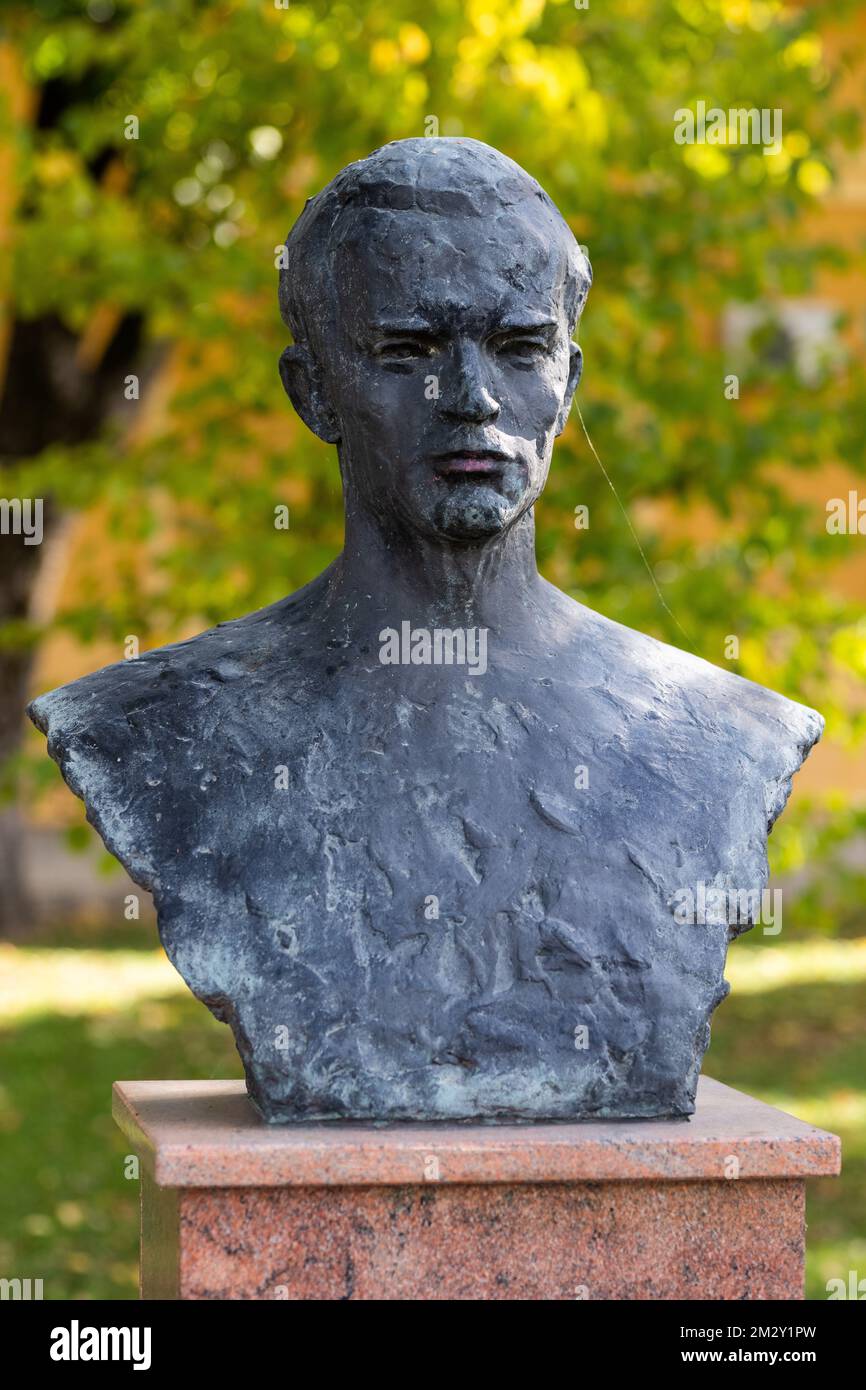Apatin, Serbie - 22 octobre 2022 : buste du Rade Koncar, héros du peuple de Yougoslavie et secrétaire général du Parti communiste de Croatie (1 Banque D'Images