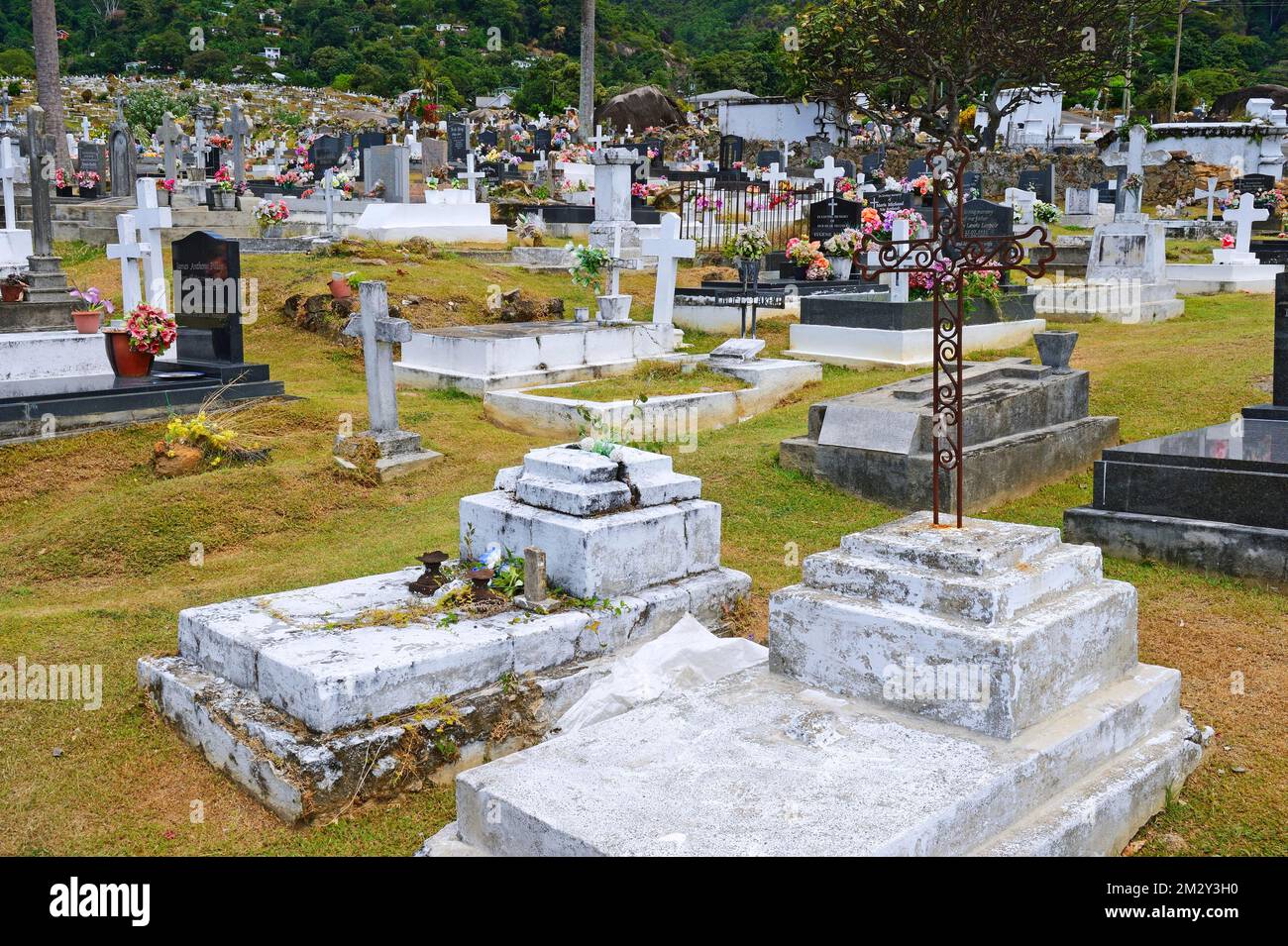 Tombes typiques dans le cimetière de la capitale Victoria, île de Mahé