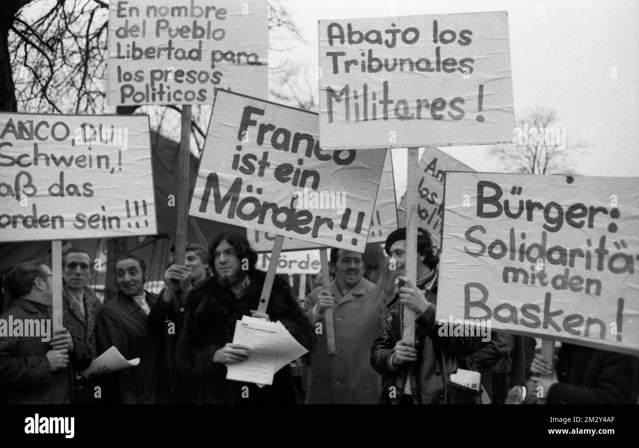 Les travailleurs espagnols, principalement du pays basque, ont manifesté à Dortmund le 19 décembre 1970 contre la dictature franco et le Banque D'Images