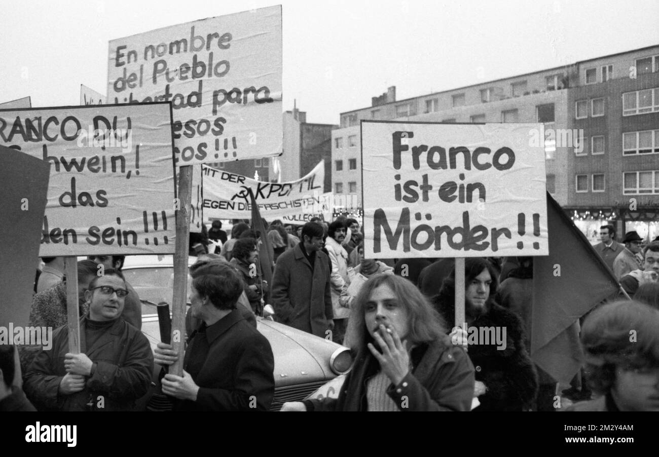 Les travailleurs espagnols, principalement du pays basque, ont manifesté à Dortmund le 19 décembre 1970 contre la dictature franco et le Banque D'Images
