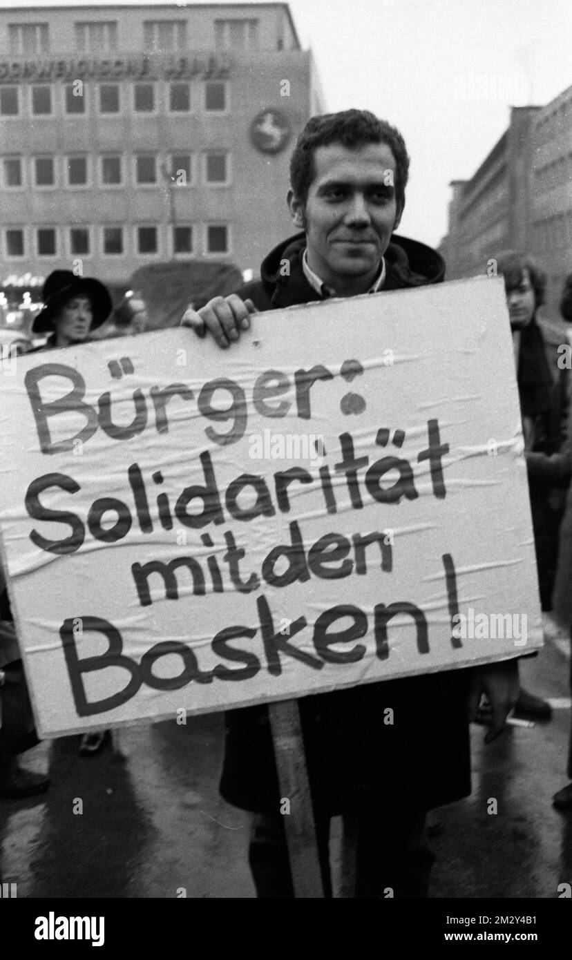 Les travailleurs espagnols, principalement du pays basque, ont manifesté à Dortmund le 19 décembre 1970 contre la dictature franco et le Banque D'Images