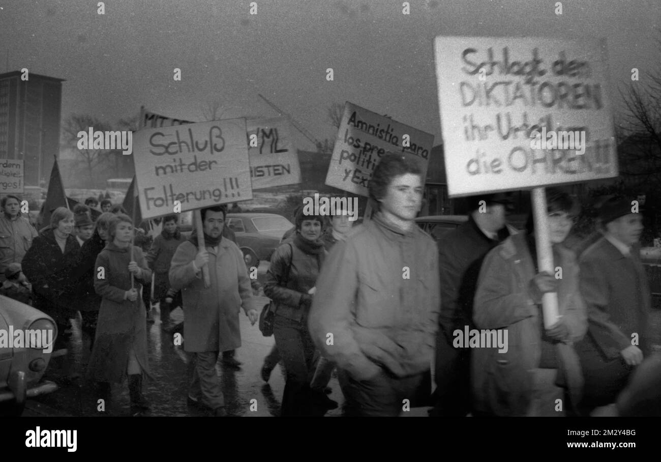 Les travailleurs espagnols, principalement du pays basque, ont manifesté à Dortmund le 19 décembre 1970 contre la dictature franco et le Banque D'Images