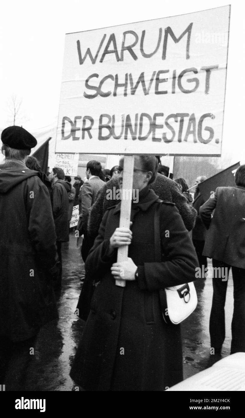 Les travailleurs espagnols, principalement du pays basque, ont manifesté à Dortmund le 19 décembre 1970 contre la dictature franco et le Banque D'Images