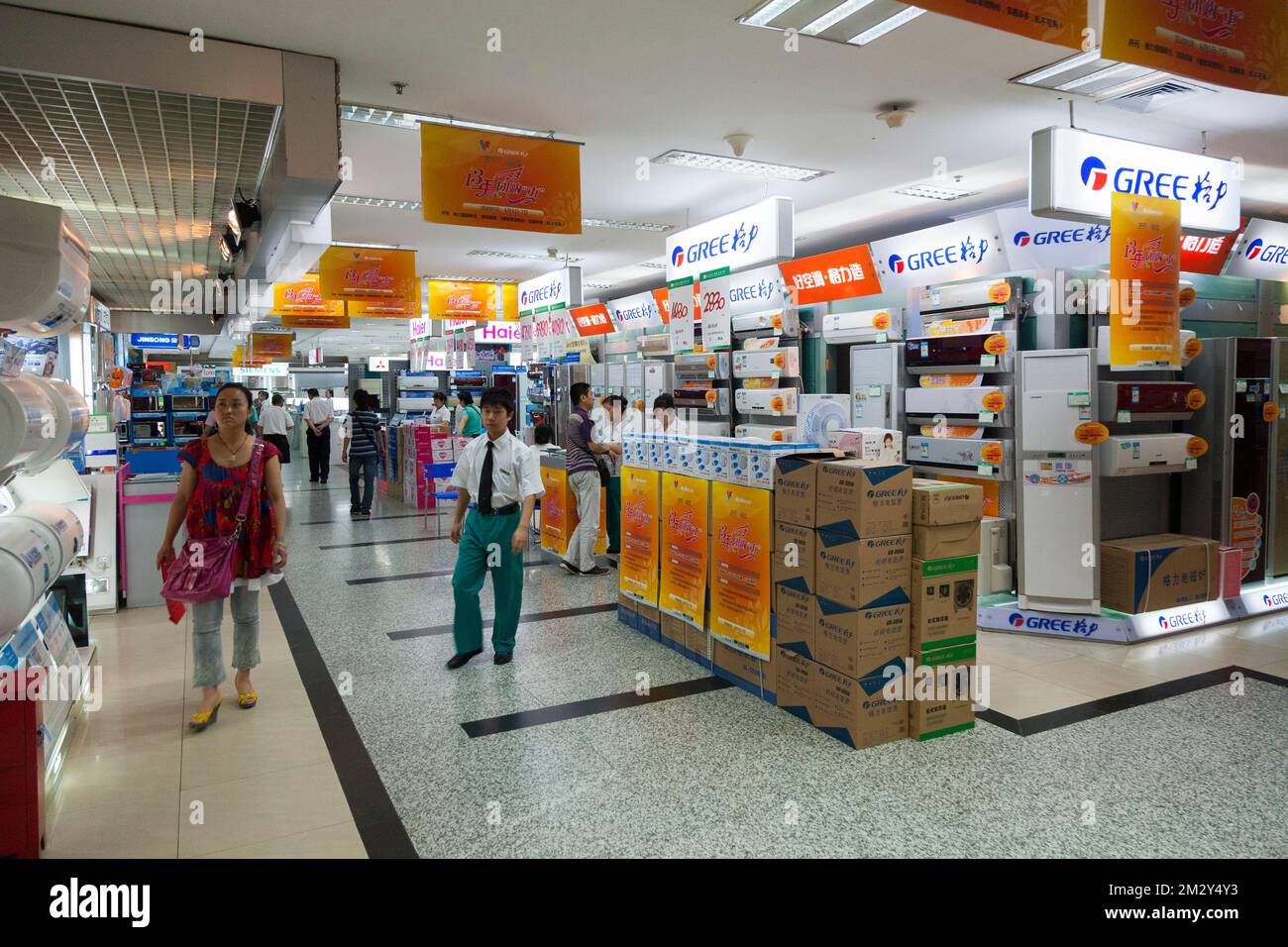 Découvrez l'intérieur d'un centre commercial moderne avec diverses concessions, y compris un magasin d'électricité comme Gree et Haier. Xian, Chine. RPC (125) Banque D'Images