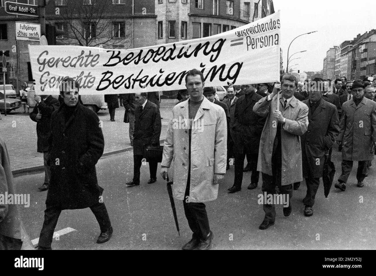 Les responsables des impôts descendent aussi dans la rue pour leur demande de plus de salaire, comme ici à Düsseldorf en 1969, en Allemagne Banque D'Images