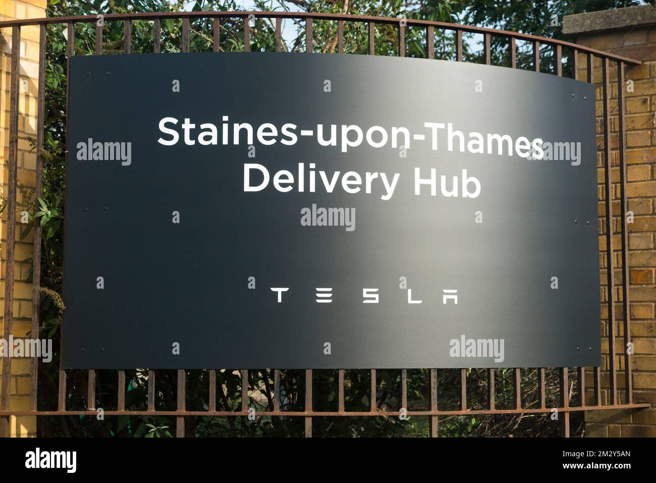 Signe / signalisation / enseignes de collecte de livraison pour les clients du Royaume-Uni qui viennent chercher une nouvelle voiture électrique Tesla EV fabriquée et exploitée par Tesla Inc des États-Unis. Situé à Staines-upon-Thames. (132) Banque D'Images