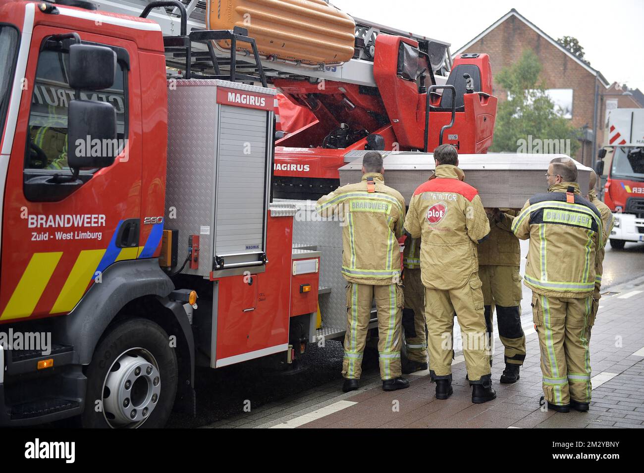 L'illustration montre un camion de pompier transportant le cercueil d'un pompier décédé, à un service commémoratif pour deux pompiers décédés, Chris et Benni, au quartier général des pompiers à Heusden-Zolder, le samedi 17 août 2019. Les deux ont été tués au cours d'un incendie dans un bâtiment de Beringen en squats la semaine dernière. BELGA PHOTO YORICK JANSENS Banque D'Images