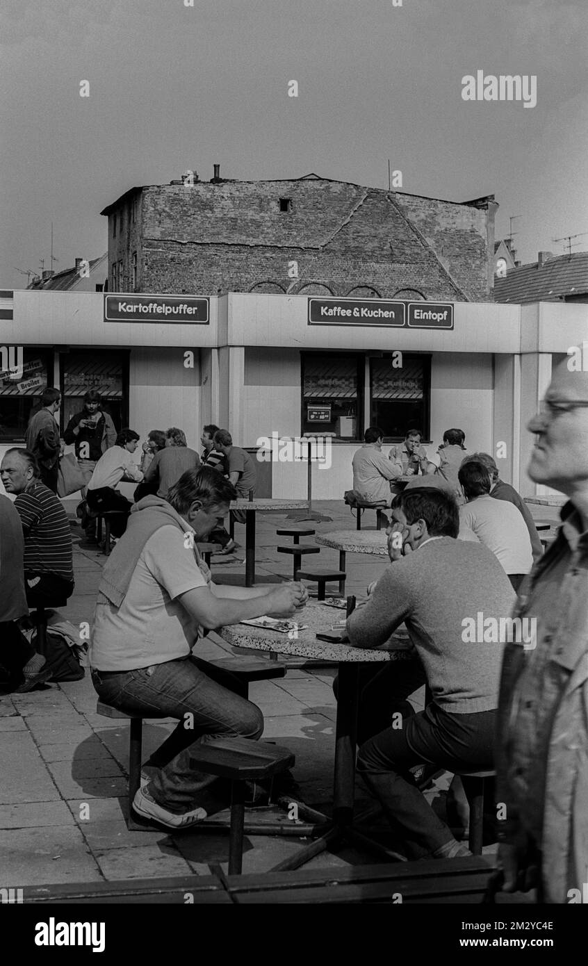 GDR, Stralsund, 9,6.1988, snack-bar à Stralsund, crêpes aux pommes de terre, café et gâteau, ragoût Banque D'Images GDR, Stralsund, 9,6.1988, snack-bar à Stralsund, crêpes aux pommes de terre, café et gâteau, ragoût Banque D'Images