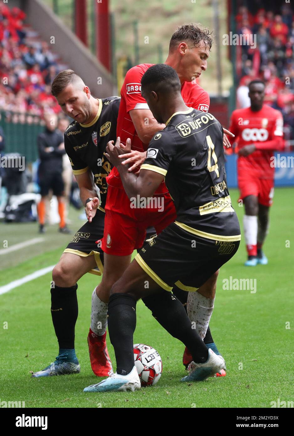 Nemanja Antonov de Mouscron, Mergim Vojvoda de Standard et Nathan de Medina de Mouscron se battent pour le ballon lors d'un match de football entre Standard de Liège et Excel Mouscron, dimanche 18 août 2019 à Liège, le quatrième jour de la saison belge de championnat de football de la « Jupiler Pro League » 2019-2020. BELGA PHOTO VIRGINIE LEFOUR Banque D'Images