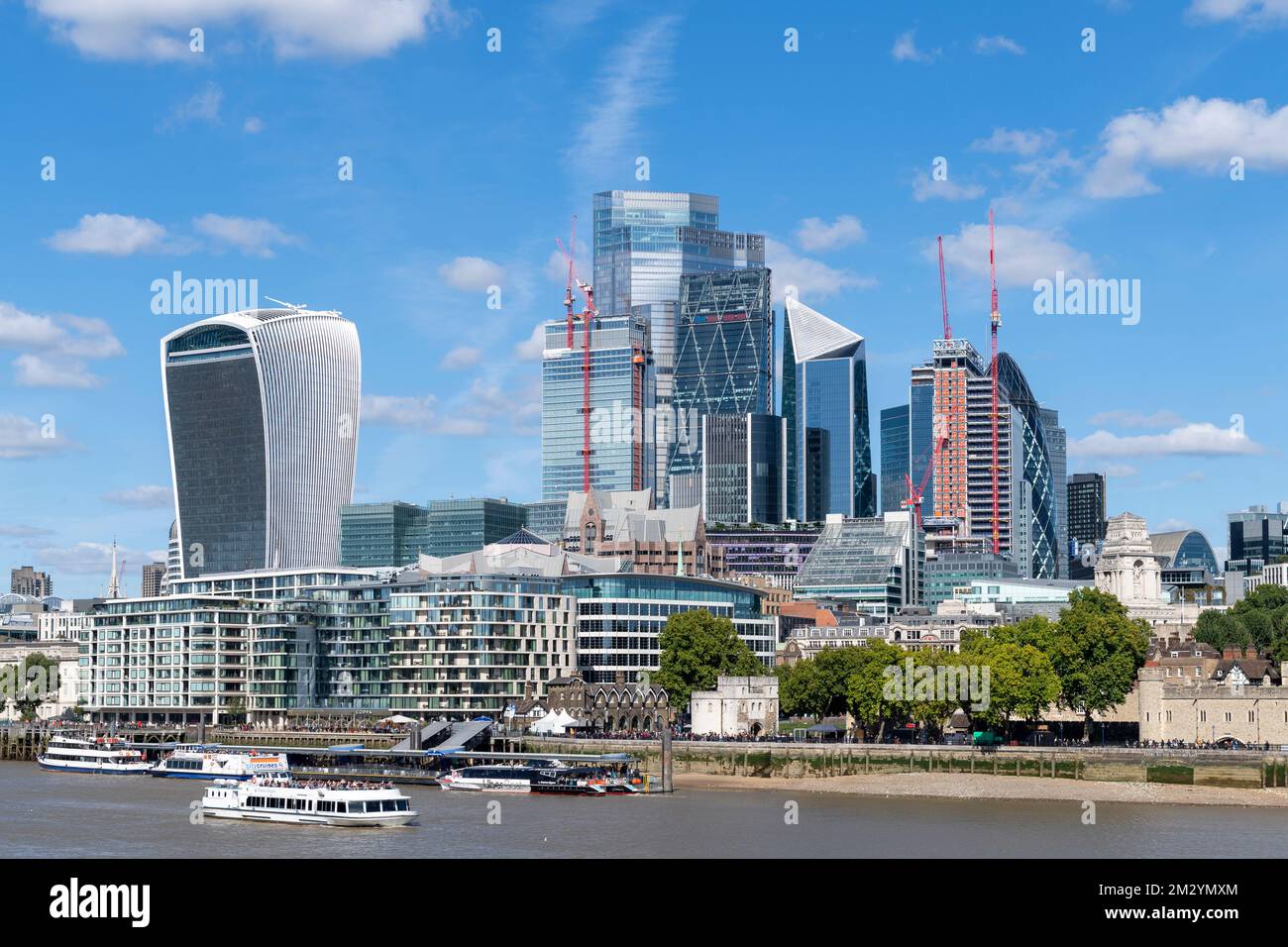 Vue sur la Tamise des immeubles de bureaux et des travaux de construction en cours dans la ville de Londres, quartier financier, vue de Tower Bridge Banque D'Images