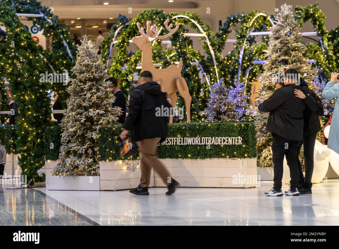 Les amateurs de shopping et les touristes du marché des vacances du centre commercial Westfield dans l'Oculus, dans le centre de transport du World Trade Center à Lower Manhattan, à New York, mardi, 6 décembre 2022. (© Richard B. Levine) Banque D'Images