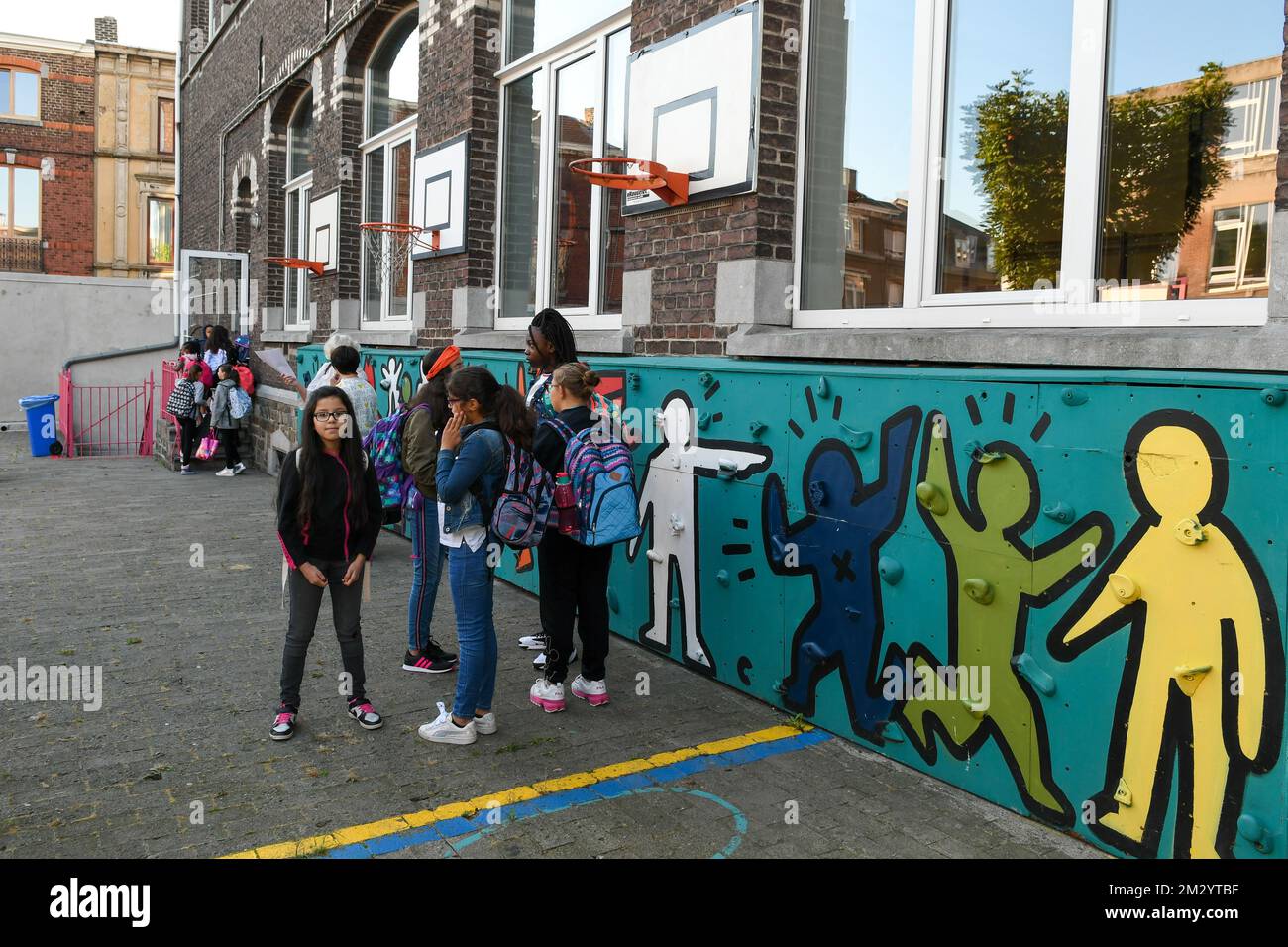 L'illustration montre des enfants dans l'aire de jeux lors d'une visite