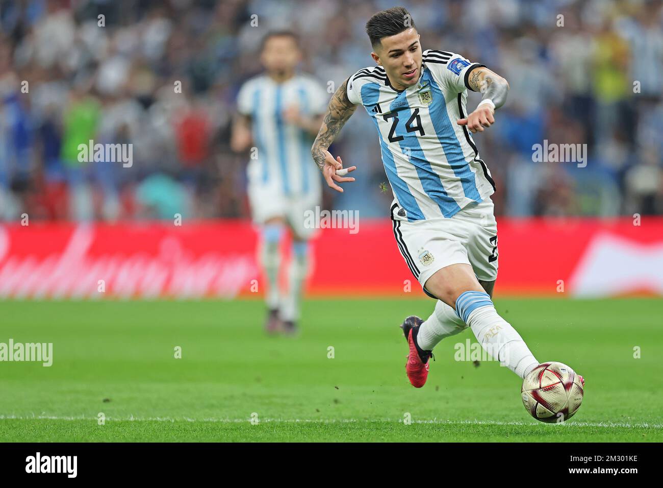 Stade emblématique de Lusail, Lusail, Qatar. 13th décembre 2022. Demi-finale de football de la coupe du monde de la FIFA, Argentine contre Croatie; Enzo Fernández de l'Argentine crédit: Action plus Sports/Alamy Live News Banque D'Images